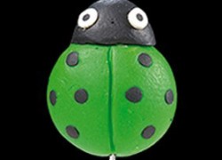 alfiler mariquita verde